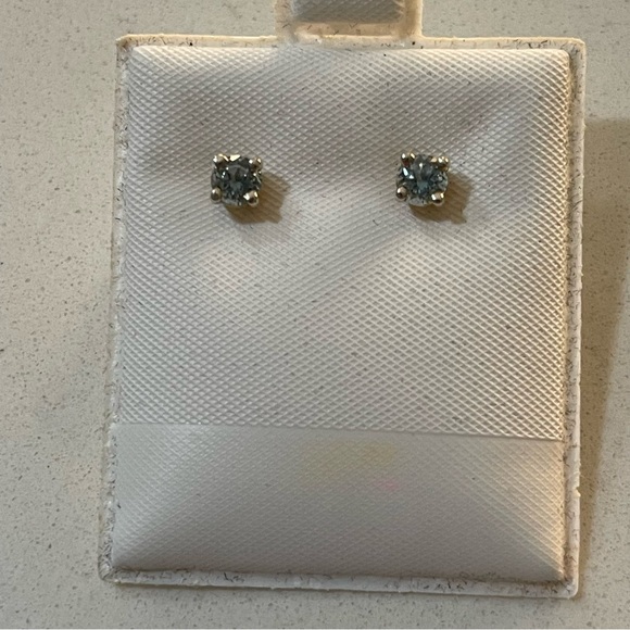 Aquamarine stud earrings set in sterling silver - Picture 2 of 7